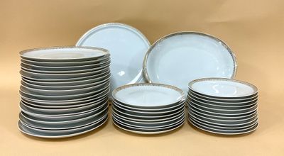beaucoup d'assiettes empilées les unes sur les autres