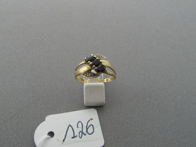 une bague en or sertie d'un diamant noir