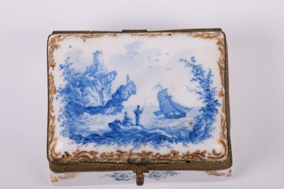 une boîte bleue et blanche ornée d'une peinture