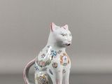 figurine en porcelaine représentant un chat blanc au nez et à la queue roses