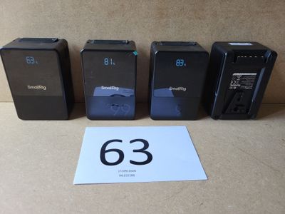 Quatre types différents d'appareils électroniques sont alignés sur une table