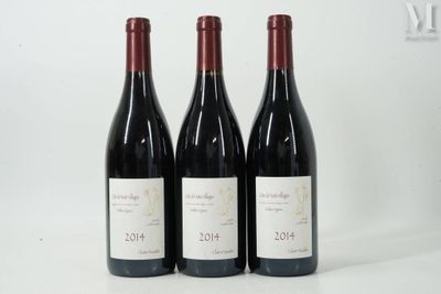 trois bouteilles de vin rouge sont alignées sur une surface blanche