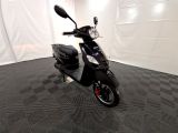 un scooter garé dans une pièce