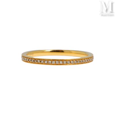 une bague en or jaune sertie de diamants blancs