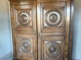 un grand meuble en bois dans le coin d'une pièce