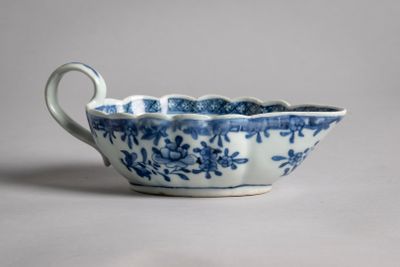 13. Petite saucière en porcelaine de la Compagnie des Indes,…