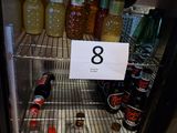 un réfrigérateur rempli de bouteilles et de boissons