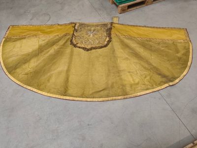un grand morceau de tissu posé par terre dans une pièce