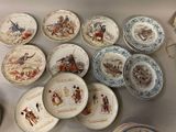 un grand nombre d'assiettes posées sur une table