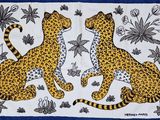 deux guépards sur un fond bleu, avec des fleurs et des papillons