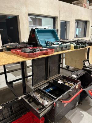 de nombreux outils posés sur la table dans la pièce