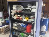 une étagère remplie d'objets dans un garage