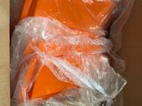 une boîte en carton contenant quelques objets orange