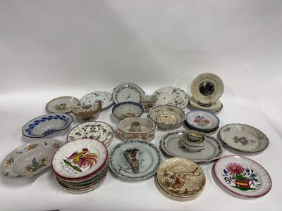 un grand nombre d'assiettes posées sur une table