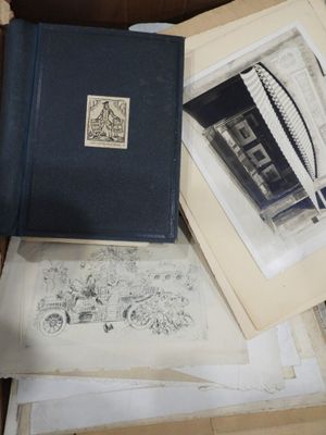 une boîte remplie de vieux livres et de vieux papiers posée par terre
