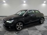 la voiture noire est garée dans le garage sur le sol en damier