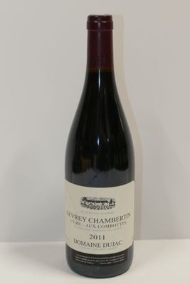 une bouteille de vin posée sur une table