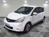 la photo d'une petite voiture blanche garée dans un garage