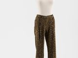 un pantalon à imprimé léopard marron et noir sur un mannequin
