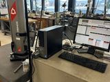 une image représentant un laboratoire équipé d'un ordinateur et d'un écran