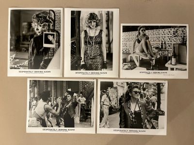 plusieurs photos en noir et blanc d'une femme en robe et d'un homme en costume