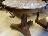 une table avec un plateau en marbre dans une pièce