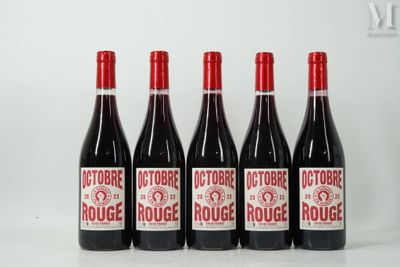 quatre bouteilles de vin rouge sont alignées