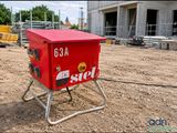 une boîte rouge posée sur un support métallique