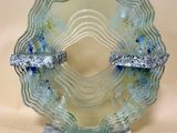 une plaque de verre ornée d'un motif bleu et blanc