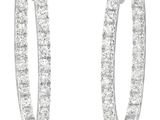 une paire de boucles d'oreilles en diamant sur fond blanc