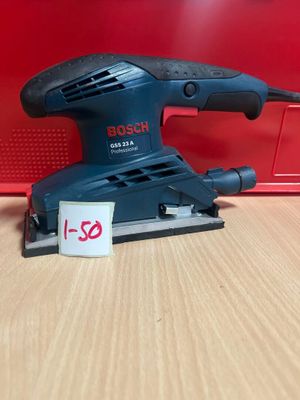 un gros plan d'une ponceuse Bosch posée sur une table, avec une étiquette de prix