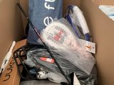 une boîte en carton remplie de produits d'entretien et d'autres objets