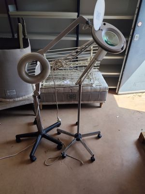 une lampe posée sur une table