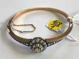 une image représentant un bracelet muni d'une chaîne et d'une étiquette