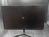 un écran d'ordinateur et un clavier posés sur un bureau