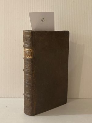 un livre marron d'où dépasse un bout de papier