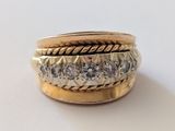 une image représentant une bague en or sertie de diamants