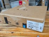 une boîte posée sur une table en bois