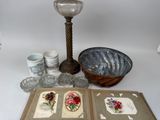 une photo d'une table sur laquelle se trouvent des cartes et une bougie