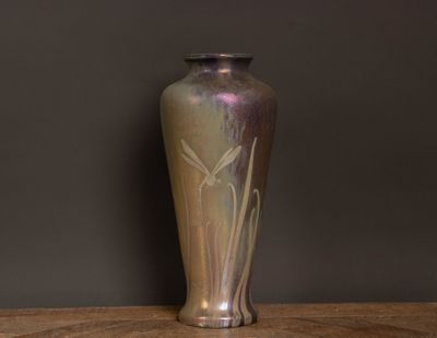 un vase posé sur une table en bois