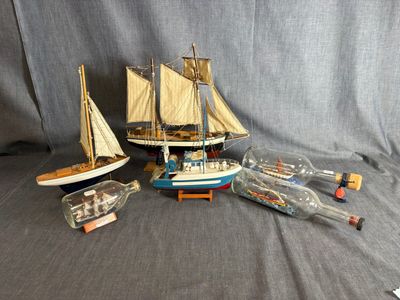 un bateau et une bouteille contenant un bateau