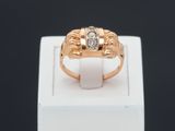 Gros plan sur une bague en or ornée d'un diamant