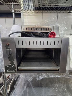 une photo d'un four grille-pain dans une cuisine professionnelle