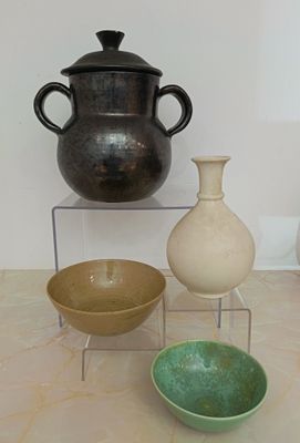 Réunion de céramiques: -MP Sèvres petit vase pansu à long co…