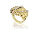 gros plan d'une bague en or avec des diamants sur fond blanc