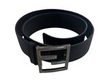 un gros plan d'une ceinture noire sur fond blanc