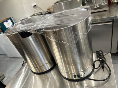 deux seaux en acier inoxydable posés sur une table