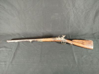 un fusil avec un canon en bois et une poignée en bois