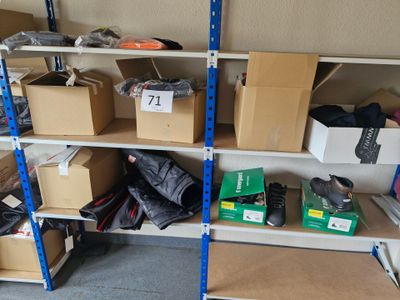 beaucoup de boîtes et de cartons sur les étagères de la pièce