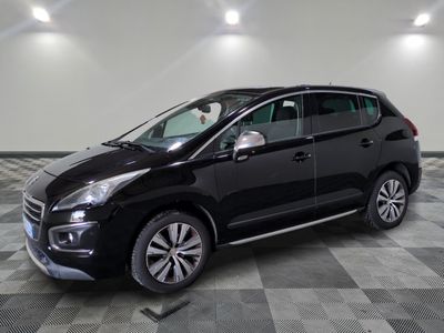 le 4x4 noir est garé dans le garage sur un sol en damier